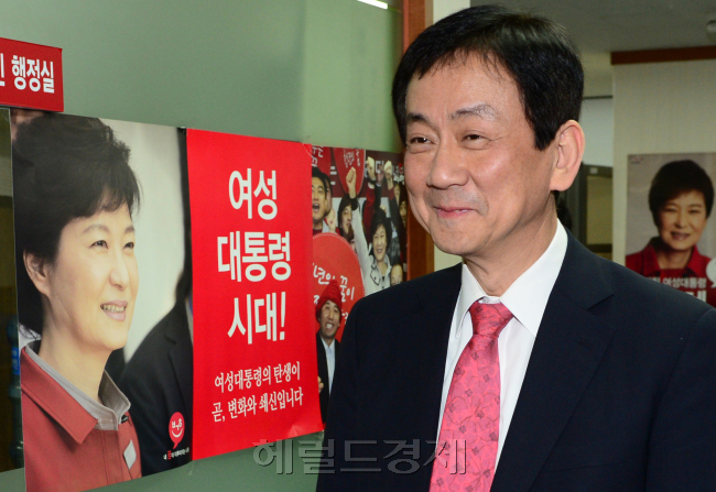 제18대 대통령직 인수위 진영 부위원장이 27일 오후 서울 여의도 새누리당사 기자실을 방문해 인사말을 하고 있다. 박현구 기자phko@heraldcorp.com
제18대 대통령직 인수위 진영 부위원장이 27일 오후 서울 여의도 새누리당사 기자실을 방문해 인사말을 하고 있다. 박현구 기자phko@heraldcorp.com
18대 대통령직 인수위원회의 실무총괄을 맡은 진영 부위원장은 박근혜 당선인과 8년간 애증의 관계였다. 2004년 대표 비서실장으로 박 당선인과 지근거리에 있던 진 부위원장은 ‘무늬만 친박’→탈박(脫朴)→복박(復朴)의 과정을 거쳤다. 이번 대선에서 박 당선인의 정책을 총괄했던 진 부위원장은 “계파를 떠났지 박 당선인을 떠난 적은 없다”고 소회를 밝혔다.  박현구 기자 phko@@heraldcorp.com