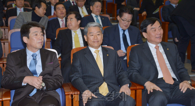 4선의 신계륜, 3선의 김동철, 박기춘(왼쪽부터) 의원이 28일 오전 국회 본청에서 열린 비상대책위원장 겸 원내대표 경선에 참석해 자리에 앉아 있다. 뒤로 박지원 전 원내대표. 박현구 기자phko@heraldcorp