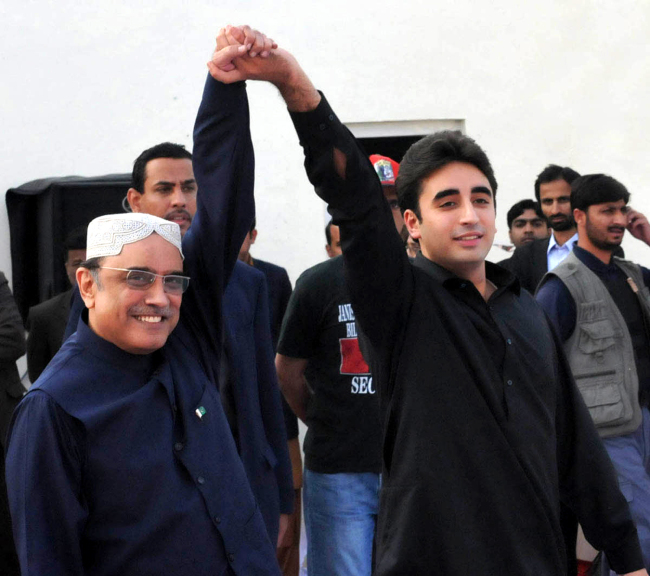 Pakistan’s President Asif Ali Zardari (left) raises the hand of his son Bilawal Bhutto Zardari during a rally to mark the fifth anniversary of former Prime Minister Benazir Bhutto’s death on Thursday.
Xinhua-Yonhap News