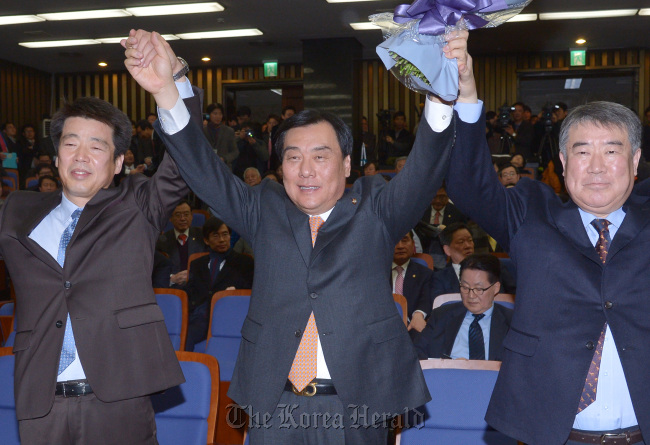 Rep. Park Ki-choon (center) celebrates after being elected as the main opposition Democratic United Party’s floor leader on Friday flanked by runner-up Rep. Shin Geh-ryoon (left) and election committee chief Rep. Kim Woo-nam.   Park Hyun-koo/The Korea Herald