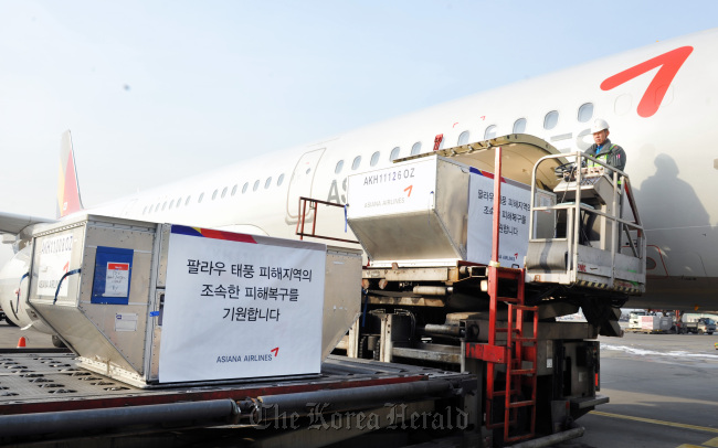 Emergency relief goods are loaded onto an Asiana Airlines airplane on Thursday.   Asiana Airlines
Emergency relief goods are loaded onto an Asiana Airlines airplane on Thursday.   Asiana Airlines
