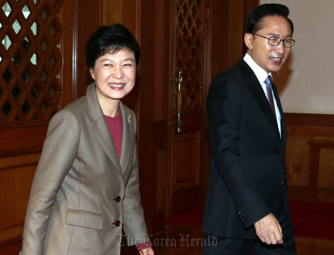 President Lee Myung-bak and President-elect Park Geun-hye walk toward a meeting room at Cheong Wa Dae on Friday.   Chung Hee-cho/The Korea Herald