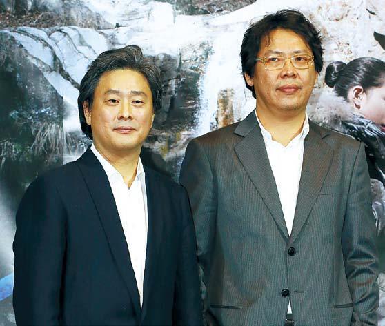 Park Chan-wook (left) and Park Chan-kyong pose for a photo
after the press premiere of their short “Day Trip” in Seoul on
Dec. 27. (Yonhap News)