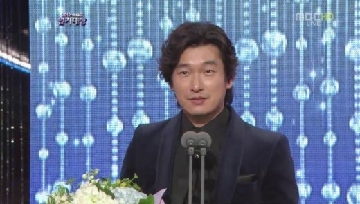 조승우(배우)
MBC 드라마 ‘마의’에서 열연을 펼친 배우 조승우가 2012 MBC 연기대상 대상의 영예를 안았다. 조승우는 지난 30일 서울 여의도 MBC 방송센터에서 열린 2012 MBC 연기대상에서 생애 첫 대상 트로피를 품에 안았다.