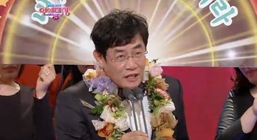 이경규(개그맨/MC)
개그맨 이경규가 SBS 연예대상 토크쇼부문 최우수상을 수상했다.
지난 30일 서울 마포구 상암동 SBS 프리즘타워에서 열린 ‘2012 SBS 연예대상’에서 이경규는 ‘힐링캠프 기쁘지 아니한가’로 최우수상(토크쇼부문) 수상의 영예를 안았다.