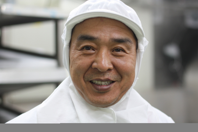 김동남(기업가/짜로사랑대표)
김동남(52ㆍ사진) 씨는 ‘짜로사랑’이라는 두부공장을 운영하며 어려운 형편의 이웃에게 자활과 자립의 길을 열어주고 있는 사회적 기업의 최고경영자(CEO)다. ‘짜로 사랑’은 ‘진짜로 우리 농산물을 사랑하는 사람들’이라는 뜻으로 김 대표는 국내산 콩으로 만든 두부를 납품하며 ‘농촌 살리기’에도 적극 나서고 있다.