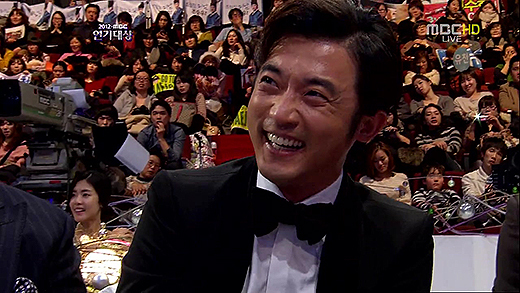 안재욱(배우)
MBC가 바쁜 걸음으로 ‘연기대상’을 찾은 안재욱을 빈손으로 돌려보내 시청자들의 원성을 샀다. 지난 30일 오후 진행된 ‘2012 MBC 연기대상’에서 남자 최우수연기상 후보에 오른 안재욱은 뮤지컬 ‘황태자 루돌프’의 일정을 마치고 서둘러 시상식에 참가 했지만 트로피를 손에 쥐지는 못했다.