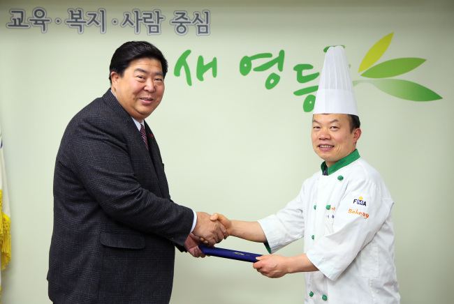<YONHAP PHOTO-0119> 13년째 불우이웃에 '빵 봉사', 감사패 받는 사장님 (서울=연합뉴스) 한종찬 기자 = 지난 28일 오전 서울 영등포구청에서 유성용(오른쪽) 씨가 조길형 영등포구청장에게 감사패를 받고 있다. 유 씨는 지난 2000년부터 영등포구청, 영등포구 당산1동사무소, 무료급식 전문기관인 성공회푸드뱅크 등을 통해 독거노인과 노숙인 등에게 빵을 제공하고 있다. 1년 기준으로 어림잡아 1만명분, 금액으로는 1천만원 상당이다. 2012.12.31 saba@yna.co.kr/2012-12-31 04:35:04/ <저작권자 ⓒ 1980-2012 ㈜연합뉴스. 무단 전재 재배포 금지.>
<YONHAP PHOTO-0119> 13년째 불우이웃에 '빵 봉사', 감사패 받는 사장님 (서울=연합뉴스) 한종찬 기자 = 지난 28일 오전 서울 영등포구청에서 유성용(오른쪽) 씨가 조길형 영등포구청장에게 감사패를 받고 있다. 유 씨는 지난 2000년부터 영등포구청, 영등포구 당산1동사무소, 무료급식 전문기관인 성공회푸드뱅크 등을 통해 독거노인과 노숙인 등에게 빵을 제공하고 있다. 1년 기준으로 어림잡아 1만명분, 금액으로는 1천만원 상당이다. 2012.12.31 saba@yna.co.kr/2012-12-31 04:35:04/ <저작권자 ⓒ 1980-2012 ㈜연합뉴스. 무단 전재 재배포 금지.>
<YONHAP PHOTO-0119> 13년째 불우이웃에 '빵 봉사', 감사패 받는 사장님 (서울=연합뉴스) 한종찬 기자 = 지난 28일 오전 서울 영등포구청에서 유성용(오른쪽) 씨가 조길형 영등포구청장에게 감사패를 받고 있다. 유 씨는 지난 2000년부터 영등포구청, 영등포구 당산1동사무소, 무료급식 전문기관인 성공회푸드뱅크 등을 통해 독거노인과 노숙인 등에게 빵을 제공하고 있다. 1년 기준으로 어림잡아 1만명분, 금액으로는 1천만원 상당이다. 2012.12.31 saba@yna.co.kr/2012-12-31 04:35:04/ <저작권자 ⓒ 1980-2012 ㈜연합뉴스. 무단 전재 재배포 금지.>
<YONHAP PHOTO-0119> 13년째 불우이웃에 '빵 봉사', 감사패 받는 사장님 (서울=연합뉴스) 한종찬 기자 = 지난 28일 오전 서울 영등포구청에서 유성용(오른쪽) 씨가 조길형 영등포구청장에게 감사패를 받고 있다. 유 씨는 지난 2000년부터 영등포구청, 영등포구 당산1동사무소, 무료급식 전문기관인 성공회푸드뱅크 등을 통해 독거노인과 노숙인 등에게 빵을 제공하고 있다. 1년 기준으로 어림잡아 1만명분, 금액으로는 1천만원 상당이다. 2012.12.31 saba@yna.co.kr/2012-12-31 04:35:04/ <저작권자 ⓒ 1980-2012 ㈜연합뉴스. 무단 전재 재배포 금지.>