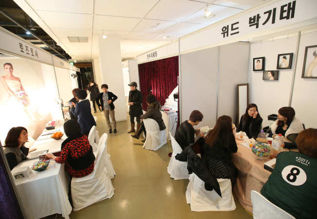 <YONHAP PHOTO-0624> 강남구, 웨딩ㆍ혼수박람회 개최 (서울=연합뉴스) 한종찬 기자 = 30일 오후 서울 강남구 신사동 호림아트센터에서 열린 '제1회 GWCA(강남웨딩업연합회) 웨딩 혼수 박람회'에서 시민이 상담을 하고 있다. 구는 박람회에서 소비자와 웨딩업체 간 직거래로 유통마진을 최소화하는 등 합리적 가격에 예비부부가 결혼 준비를 할 수 있다고 설명했다. 2012.12.30 saba@yna.co.kr/2012-12-30 14:53:44/ <저작권자 ⓒ 1980-2012 ㈜연합뉴스. 무단 전재 재배포 금지.>
<YONHAP PHOTO-0624> 강남구, 웨딩ㆍ혼수박람회 개최 (서울=연합뉴스) 한종찬 기자 = 30일 오후 서울 강남구 신사동 호림아트센터에서 열린 '제1회 GWCA(강남웨딩업연합회) 웨딩 혼수 박람회'에서 시민이 상담을 하고 있다. 구는 박람회에서 소비자와 웨딩업체 간 직거래로 유통마진을 최소화하는 등 합리적 가격에 예비부부가 결혼 준비를 할 수 있다고 설명했다. 2012.12.30 saba@yna.co.kr/2012-12-30 14:53:44/ <저작권자 ⓒ 1980-2012 ㈜연합뉴스. 무단 전재 재배포 금지.>
<YONHAP PHOTO-0624> 강남구, 웨딩ㆍ혼수박람회 개최 (서울=연합뉴스) 한종찬 기자 = 30일 오후 서울 강남구 신사동 호림아트센터에서 열린 '제1회 GWCA(강남웨딩업연합회) 웨딩 혼수 박람회'에서 시민이 상담을 하고 있다. 구는 박람회에서 소비자와 웨딩업체 간 직거래로 유통마진을 최소화하는 등 합리적 가격에 예비부부가 결혼 준비를 할 수 있다고 설명했다. 2012.12.30 saba@yna.co.kr/2012-12-30 14:53:44/ <저작권자 ⓒ 1980-2012 ㈜연합뉴스. 무단 전재 재배포 금지.>
