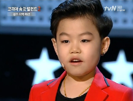 황민우(화제인물)
'리틀싸이’ 황민우 군이 ‘2012 KBS 트로트 대축제’에 깜짝 등장한다.
황민우 군은 12월 31일 오후 10시부터 방송하는 ‘2012 KBS 트로트 대축제’에서 트로트가수 박구윤과 함께 무대에 오른다.