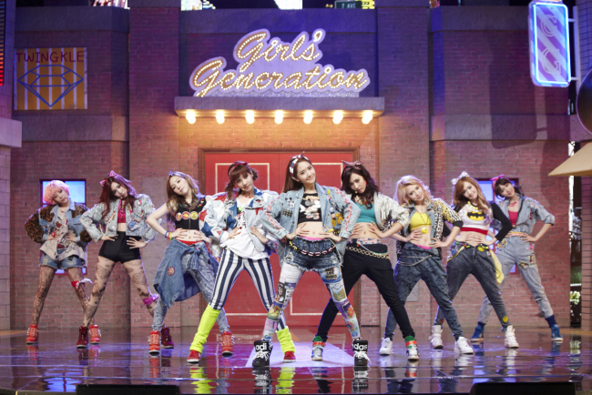 소녀시대(가수/걸그룹)
걸그룹 소녀시대의 컴백 무대인 ‘소녀시대의 로맨틱 판타지’가 1일 밤11시15분에 MBC에서 막을 올린다. 이 날 소녀시대 4집 정규 앨범 타이틀곡인 ‘아이 갓 어 보이(I Got a Boy)’가 방송 최초로 공개된다.