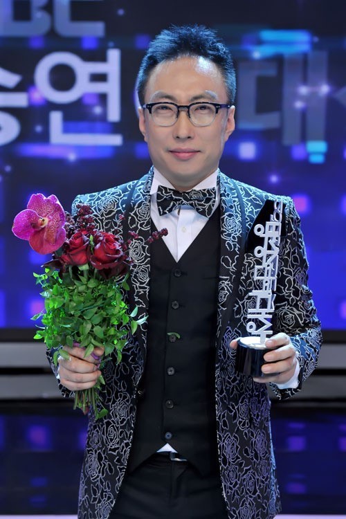박명수(개그맨/MC)
29일 2012 MBC 방송연예대상을 거머쥔 개그맨 박명수가 통 큰 회식을 쐈다. 박명수는 20년 만에 거머쥔 연예대상을 자축하는 의미에서 처남이 운영하는 서울 홍대 인근 족발집에서 지인들과 회식을 가졌다.