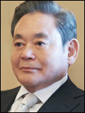 이건희(기업인/삼성전자 회장)
이건희 삼성전자 회장이 장기 해외출장에서 귀국하면서 1월 2일 열리는 삼성그룹 신년하례회에서 어떤 경영구상을 밝힐지 주목된다. 묵직한 경영화두를 던질 것이라는 시각도 나온다.
