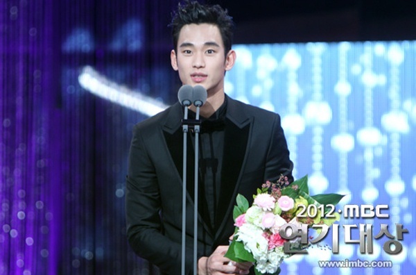 김수현(배우)
김수현은 지난 30일 오후 서울시 영등포구 여의도 MBC에서 김재원, 손담비의 사회로 열린 ‘2012 MBC 연기대상’ 시상식에서 미니시리즈 부문 남자 최우수 연기상을 수상했다.