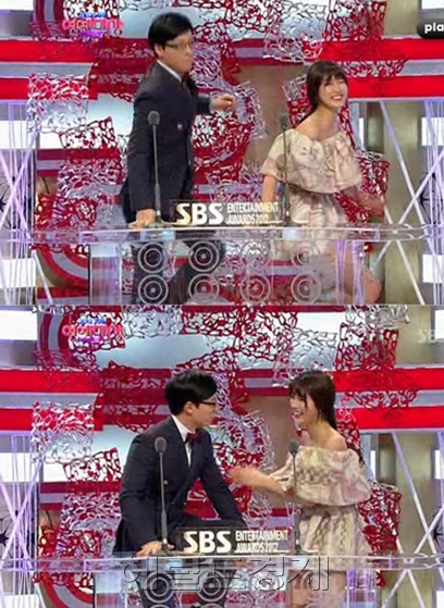 유재석(개그맨/MC),수지(배수지/가수/미쓰에이)
지난 30일 열린 ‘SBS 연예대상’에서 유재석과 수지가 신인MC 상 시상자로 무대에 올랐다. 수지는 SBS 연예대상 시상식서 유재석과 함께 메뚜기 춤을 선보인 것. 채널을 급히 돌렸던 일부 네티즌들은 “수지가 SBS 연예대상을 유재석과 공동 수상한 줄 알았다”고 말하기도 했다.