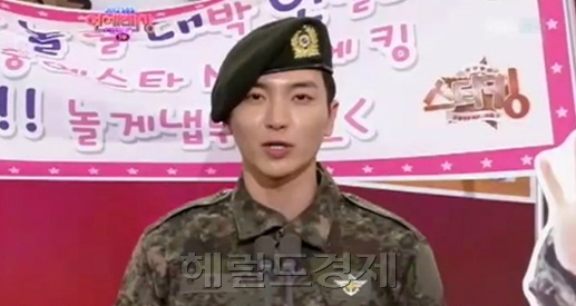 이특(박정수/가수/슈퍼주니어)
군 복무 중인 슈퍼주니어의 이특이 30일 2012 SBS 연예대상 시상식장에 깜짝 등장했다. 이날 이특은 오후 상암동 SBS프리즘센터에서 열린 시상식에서 ‘강심장’으로 베스트엔터테이너상 토크쇼 부문을 차지한 이특은 자신의 이름이 호명되자 행사장 뒤편에서 모습을 드러냈다.