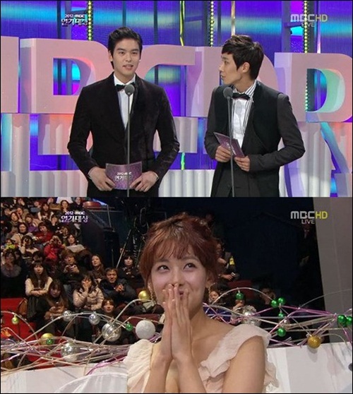 이장우(배우),이준(가수/엠블랙),오연서(배우)
지난 30일 진행된 2012 MBC 연기대상에 이장우와 엠블랙 이준은 인기상 시상을 위해 함께 무대에 올랐다.
이날 이장우는 이준에게 “나도 극에서 오연서와 결혼한다. 질투 안하셔도 될 것 같다”며 안심을 시켰다. 이에 이준은 객석에 앉아있던 오연서에게 “둘 중에 누가 더 좋냐. 골라봐라”고 물었다.