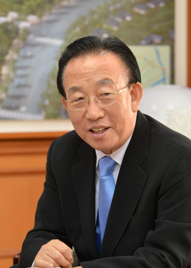 김관용(경북도지사)
도에 따르면 김 지사가 지난달 27일 (사)한국공공자치연구원 올해 ‘지방자치 CEO’로 선정됐다. 이는 올 한해 국가발전을 선도하는 우수한 지역정책으로 지방의 세계화에 크게 기여하고 뛰어난 경영성과와 탁월한 리더십을 발휘한 자치단체장 시상에 따른 것이다.