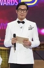하하(하동훈/가수)
별은 31일 새벽 자신의 트위터에 “그래도 난 하동훈씨가 제일 멋져요! 늘 자기보다 누군가를 먼저 빛내주고 인정해주고 높여주는. 사람냄새 폴폴 나는 진짜 남자! 진심으로 존경합니다! 그래서 우리집 대상은 하동훈 (돌맞을 각오로 하는 팔불출짓. 여러분 하루만 봐주세염 뿌힝뿌힝)”이라고 남겼다.