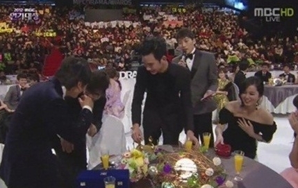 김수현(배우)
배우 김수현의 허세발언에 여진구가 주스를 쏟는 등 당황한 상황이 발생했다.
지난 29일 방송된 2012 MBC 연기대상에서 ‘메이퀸’의 왕자병 강산 역의 김재원과 ‘해를 품은 달’의 왕 이훤 역의 김수현이 ‘허세왕’ 자리를 두고 이색 경쟁을 펼쳤다.
　
