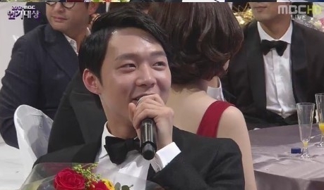 박유천(배우/가수/JYJ)
JYJ 멤버 김재중이 ‘2012 MBC 연기대상’ 에서 박유천에게 재치있는 농담을 던져 시선을 끌었다. 지난 30일 오후 서울 여의도 MBC 방송센터에서 열린 ‘2012 MBC 연기대상’에서는 드라마 ‘보고 싶다’ 속 박유천의 노래 부르는 장면을 공개했다.
　