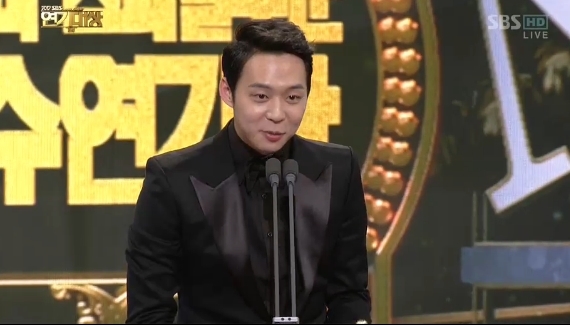박유천(배우/가수/JYJ)
배우 박유천이 세상을 떠난 자신의 아버지를 언급했다.
박유천은 상암동 SBS 프리즘타워에서 생방송으로 진행된 ‘2012 SBS 연기대상’시상식에서 드라마스페셜 부문 우수 연기상 남자 부문을 수상하는 영예를 안았다.