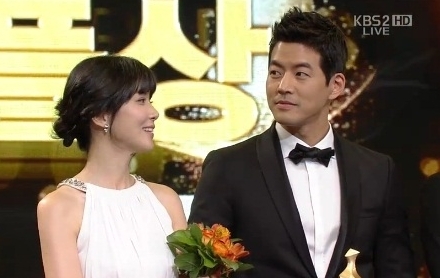 이보영(배우),이상윤(배우)
31일 열린 2012 KBS 연기대상 시상식에서 드라마 ‘내 딸 서영이’의 이보영-이상윤 커플이 ‘베스트 커플상’을 수상했다 .
　이날 베스트 커플상에는 이 커플외에도 김남주-유준상, 이희준-조윤희, 송중기-문채원이 함께 호명돼 무대에 올랐다.