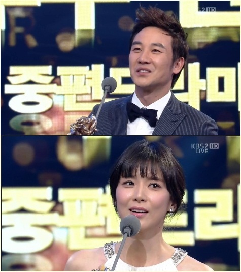 엄태웅(배우),이보영(배우)
‘적도의 남자’로 열연을 펼친 남녀 주인공 엄태웅과 이보영이 중편드라마 부문 우수 연기자상을 받았다.
엄태웅, 이보영은 31일 오후 8시 50분부터 여의도 KBS홀에서 생방송으로 진행된 ‘2012 KBS 연기대상’에서 우수 연기자상의 트로피를 안았다.