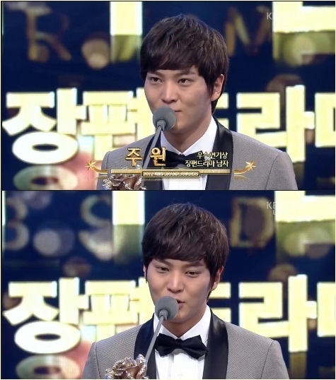 문준원(배우)
배우 주원이 인기상에 이어 우수 연기자상을 수상했다.
주원은 31일 오후 8시 50분부터 여의도 KBS홀에서 생방송으로 진행된 ‘2012 KBS 연기대상’에서 장편드라마 부문 우수 연기자상의 영예를 안았다. 인기상에 이어 2관왕이라 한층 의미를 더한다.