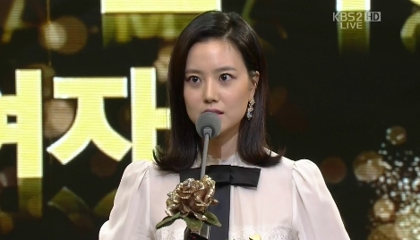 문채원(배우)
배우 문채원이 ‘KBS 연기대상’에서 2회 연속 최우수 연기상을 받았다.
문채원은 31일 오후 8시 50분부터 여의도 KBS홀에서 생방송으로 진행된 ‘2012 KBS 연기대상’에서 최우수 연기상의 트로피를 안았다.
그는 종영된 드라마 ‘세상 어디에도 없는 착한남자’를 통해 연기 변신을 꾀했고, 한층 업그레이드된 연기력으로 시청자들에게 좋은 평가를 받았다.