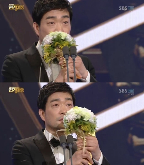 손현주(배우)
배우 손현주가 생애 첫 연기대상을 수상하며 눈물을 참지 못했다.
손현주는 12월31일 서울 상암동 SBS 프리즘타워에서 열린 ‘2012 SBS 연기대상’(MC 이동욱 정려원)에서 드라마 ‘추적자로’ 영예의 대상을 수상했다.
이날 손현주는 시상대에 올라 “우리 드라마는 사실 변방이었다”고 말문을 열려 “고맙다. 2013년도에는 여러분께 다른 드라마로 진정성을 가지고 천천히 깊숙히 다가가겠다”는 진심어린 소감을 전했다.