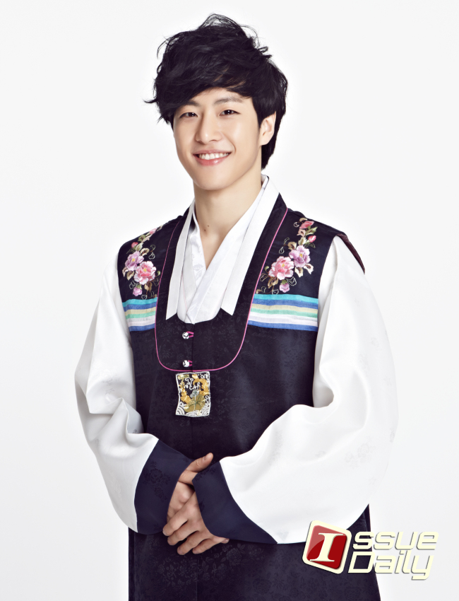 필독(오광석/가수/빅스타)
남성 아이돌그룹 빅스타의 리더 필독이 “2013년, 다시 태어난 것 같은 마음가짐으로 열심히 하겠다”고 말했다.
필독은 지난 한 해 빅스타의 리더로 활약을 펼쳤다