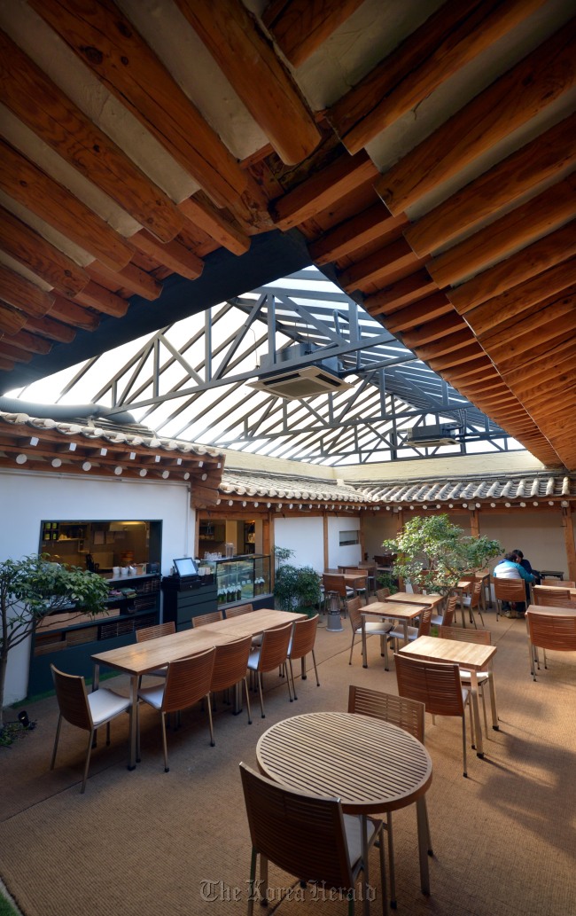 The tea cafe located at the center of the Beautiful Tea Museum.   Kim Myung-sub/The Korea Herald