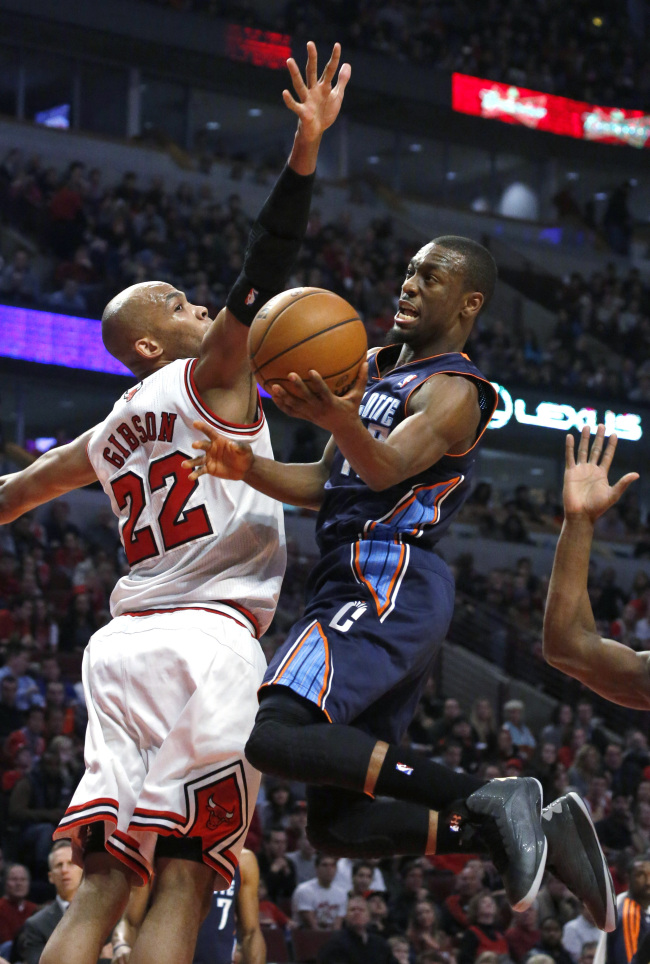 <YONHAP PHOTO-0393> Charlotte Bobcats guard Kemba Walker (15) shoots past Chicago Bulls forward Taj Gibson (22) during the first half of an NBA basketball game Monday, Dec. 31, 2012, in Chicago. (AP Photo/Charles Rex Arbogast)/2013-01-01 06:20:16/ <저작권자 ⓒ 1980-2013 ㈜연합뉴스. 무단 전재 재배포 금지.>
Charlotte Bobcats guard Kemba Walker shoots past Chicago Bulls forward Taj Gibson on Monday.   AP-Yonhap News