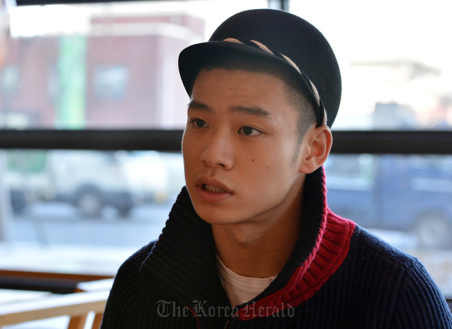 지용(김지용/피아니스트)
Pianist Ji-Yong talks to The Korea Herald at a caf in Seoul on Dec. 26.   Lee Sang-sub/The Korea Herald