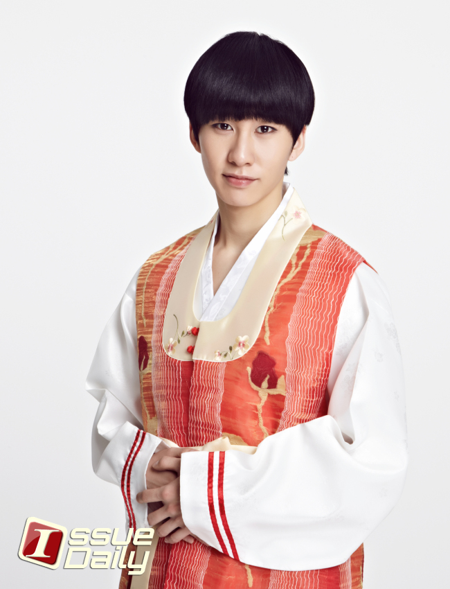주드(김동현/가수/빅스타)
“없으면 안될 그룹으로 성장하는 거예요”
남성 아이돌그룹 빅스타의 막내, 주드의 2013년 목표다.
5인조 남성그룹의 막내라는 자리는 쉽지 않은 위치다. 게다가 그는 올해로 스무살이 됐다. 모든 질문에 수줍음이 가득하고, 행여 말실수라도 할까 오랜시간 생각한 끝에 대답을 이어간다.
