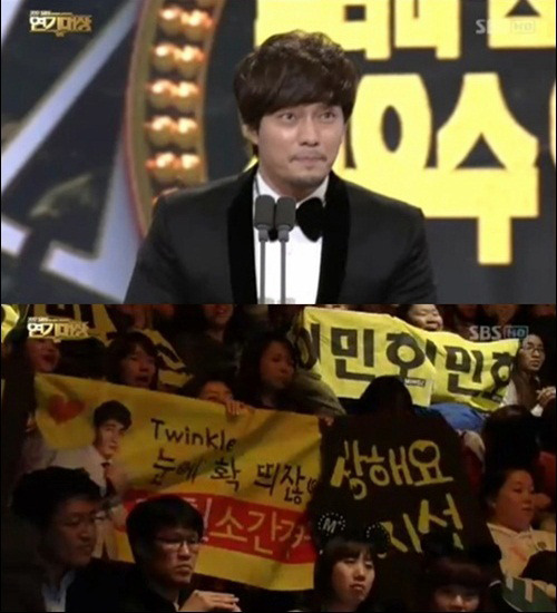 소지섭(배우)
배우 소지섭의 한 마디 수상소감이 화제다. 소지섭은 지난달 31일 오후 생방송으로 진행된 2012 SBS ‘연기대상’에서 ‘유령’을 통해 드라마 스페셜 부문 남자 최우수 연기상을 수상했다. 이날 수상을 위해 무대에 오른 소지섭은 “감사합니다”라는 단 한 마디 수상소감으로 순간 시상식에 참석한 모든 사람들을 놀라게 했다.