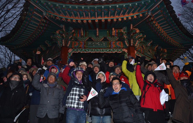 Seoulites shout their New Year’s wishes at a pavilion on Namsan in central Seoul on Tuesday.   (Lee Sang-sub/The Korea Herald)