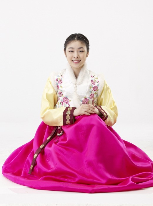 김연아(피겨스케이트 선수)
무려 7년 만에 서는 국내 무대는 공교롭게도 ‘출정식’이 됐다. 지난해 ‘피겨여왕’은 많은 고민 끝에 두 번째 올림픽 도전을 선언했고, 이번 무대는 1년 앞으로 다가온 2014 소치동계올림픽에서 밴쿠버 영광을 재현하고 돌아오겠다고 팬들에게 인사하는 자리가 됐다.
사진=올댓스포츠 제공