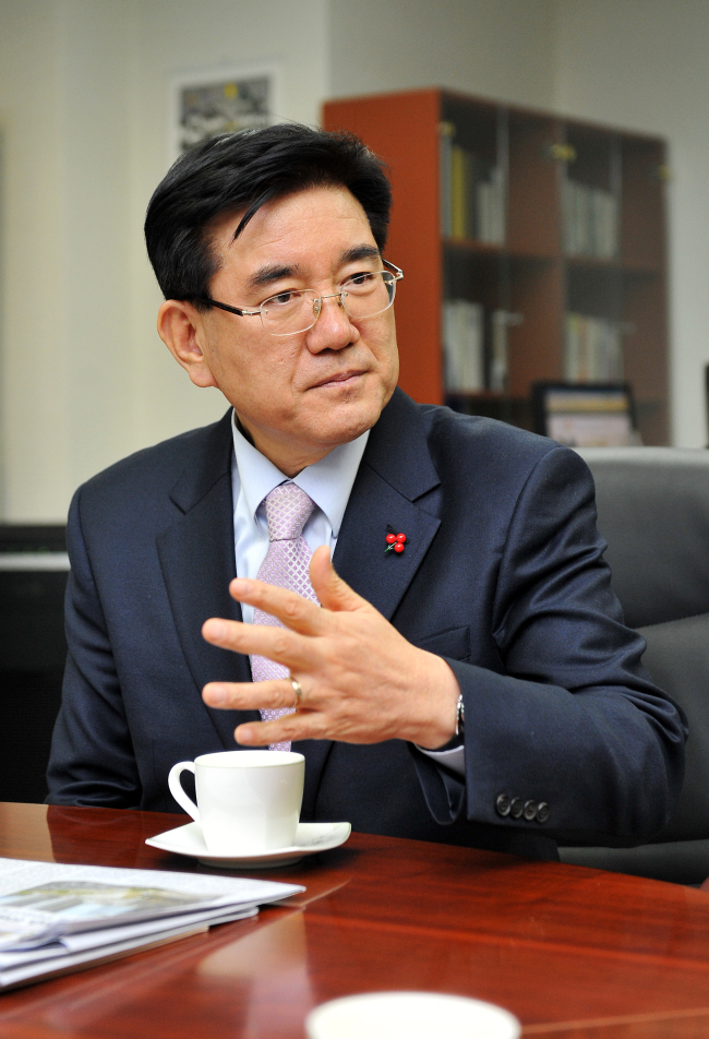 유덕렬(동대문구청장)
“민선 5기, 4년 임기라는 긴 마라톤을 시작한지 엊그제 같은데 벌써 반환점을 돌았다니 실감이 나지 않습니다. 지금까지 해 온대로 구민과의 쌍방향 소통을 통해 현장의 목소리를 적극 반영하는 것이 앞으로의 목표입니다.”
