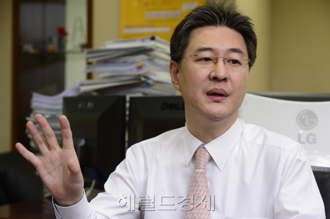 한국투자증권 이채원 부사장. 박해묵 기자/mook@heraldcorp.com
한국투자증권 이채원 부사장. 박해묵 기자/mook@heraldcorp.com
이채원 한국투자밸류자산운용 부사장은 구랍 31일 가진 신년 인터뷰에서 2013년 주식시장 변동성이 극히 제한적일 것이라며 투자수익에 대한 눈높이를 낮출 것을 당부했다.  박해묵 기자/mook@heraldcorp.com