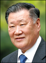 정몽구(기업인/현대기아자동차그룹 회장)
정몽구 현대차그룹 회장은 2일 오전 서울 양재동 본사에서 열린 ‘2013년 현대차그룹 시무식’에 참석, 신년사를 통해 2013년 그룹 경영방침을 ‘품질을 통한 브랜드 혁신’으로 제시했다. 또한 질적인 성장을 통해 내실을 강화하는 한편, 미래 경쟁력 확보를 위해 전 임직원의 역량 결집을 당부했다.