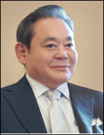 이건희(기업인/삼성전자 회장)
이건희 삼성전자 회장은 “도전하고 또 도전해 성장의 길을 개척해야 한다”고 말했다. 이 회장은 2일 서울 신라호텔에서 열린 신년하례식에 참석해 이같은 삼성그룹의 2013 경영코드를 직원들에게 주문했다. 올해는 이 회장의 ‘신경영 선언 20주년’의 해로, 글로벌경기 위기 속에서도 공격적인 경영을 시사한 것으로 주목된다.