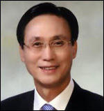 민병덕(금융인/국민은행장)
민병덕 KB국민은행장은 2일 “그 어느 해보다 어려워지고 치열해질 경영환경 변화에 따라 ‘견고한 생존’을 위한 근원적인 준비에 집중해 나가는 한편, ‘사회적 기여방안’에 대해 새롭고, 체계적이며, 지속적인 실천을 강화해 나가야 한다” 고 강조했다.