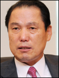 황성호(금융인/우리투자증권 사장)
황 사장은 이날 신년사에서 “미래상품발굴단을 중심으로 전 조직이 협력하여 고객에게 우리의 idea가 담겨 있는 상품을 제공할 수 있어야 한다”며 이같이 밝혔다.
그는 “금융투자회사는 어떤 상황에서도 고객의 재산을 지키고 증식시켜야 살아남을 수 있는 사업모델을 가지고 있다. 계속해서 성장하지 못하면 결국 사라질 수밖에 없는 냉혹한 생존법칙의 한복판에 서 있다”며 현재가 위기 상황임을 강조했다.