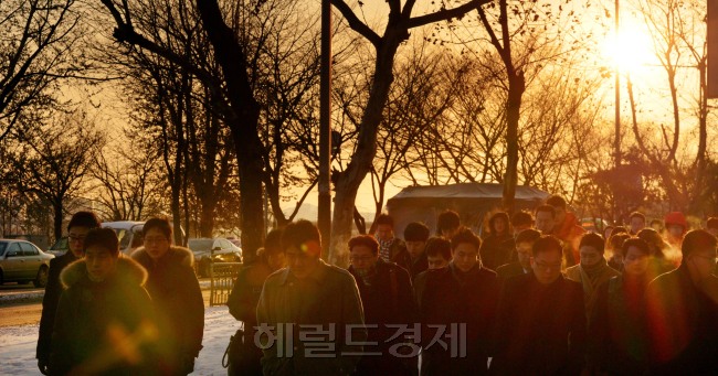 2일 오전 서울 여의도에서 시민들이 한파의 날씨속에 힘찬 발걸음으로 2013년 첫 출근을 하고 있다.<br />김명섭 기자 msiron@heraldcorp.com