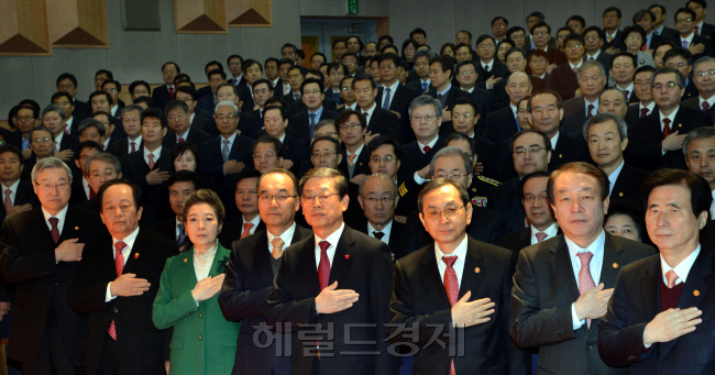 2013년 중앙청사에서 열린 정부시무식에서 김황식 국무총리와 국무위원들이 국민의례를 하고 있다.<br />정희조 기자/checho@heraldcorp.com 130102