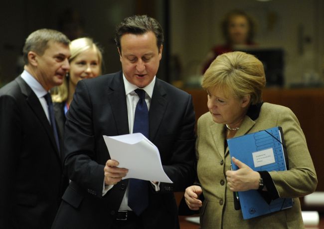 British Prime Minister David Cameron (left) and German Chancellor Angela Merkel chat during a roundtable meeting at the EU Headquarters in Brussels on Dec. 14.    AFP-Yonhap News