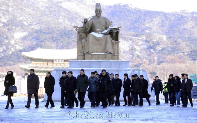 Seoulites brave a cold morning while going to work on the first work day of 2013 in Gwanghwamun on Wednesday.
Park Hae-mook/The Korea Herald