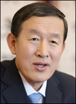 허창수(기업인/GS그룹 회장)
허창수<사진> GS그룹 회장은 2일 “사업 환경이 불확실 할수록 내실 있는 성장, 질적인 성장에 대해 더욱 많은 고민을 하고 경영 환경의 변동성 확대에 따른 리스크 관리를 철저히 해주기 바란다”고 당부했다.